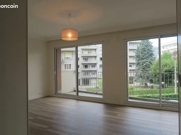 T2 Jean Perrot, refait à neuf, avec beau balcon et accès parking privé copropriété 