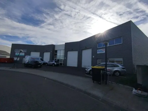 266 m² de locaux d'activité en excellent état avec deux accès livraison à louer 2400 euros/mois 