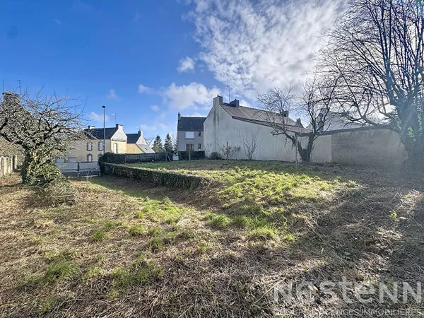 Terrain à bâtir, hors lotissement et libre de constructeur - 665m² ; Kervignac, centre-bourg. 