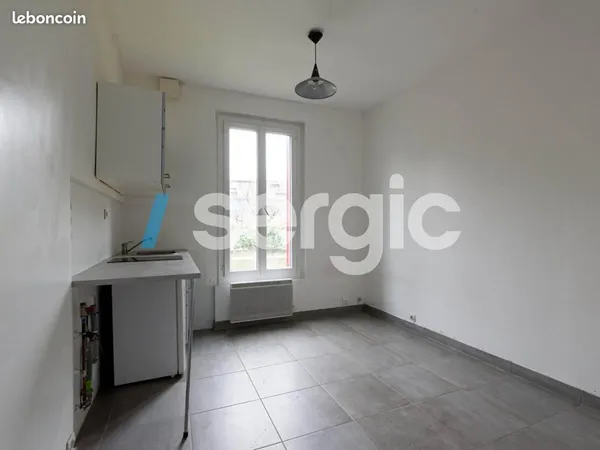 Studio 1 pièce 13 m² 