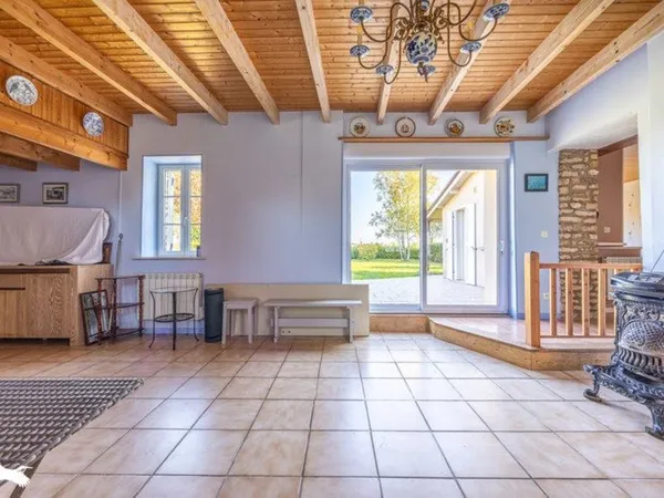 Maison en pierre de 4 pièces principales 