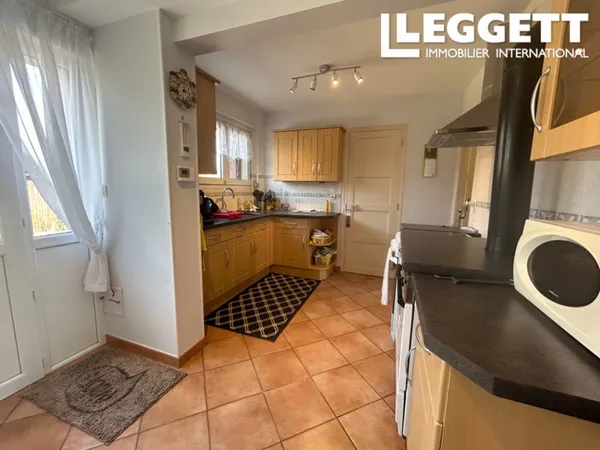 Maison de famille en bon état avec joli jardin dans un lieu tranquille, à proximité des 
