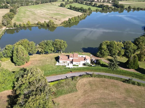 Superbe villa au bord du lac avec vue, 4 Chambres, Piscine Intérieure, Dépendances, 2 Ha 