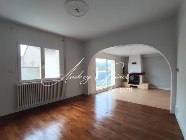 À découvrir à Couhé : Maison familiale avec potentiel et double garage ! 