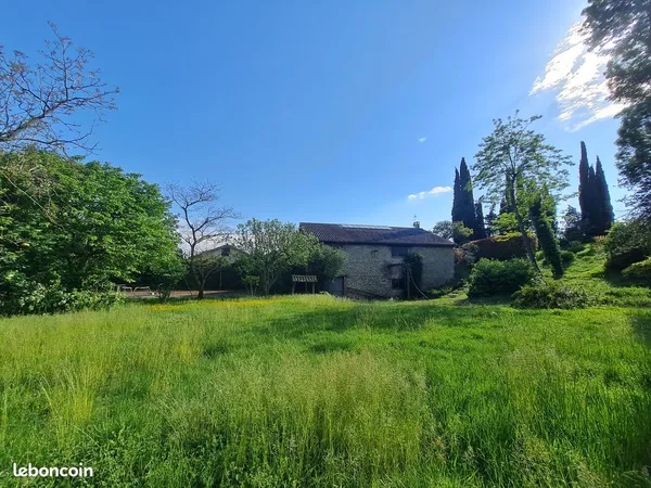 Terrain constructible 2 320m² en centre-ville - Un havre de paix verdoyant vous attend 