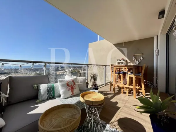 Nice, quarter Caucade. Appartement traversant avec vue mer panor 