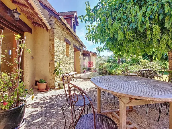 EXCLUSIVITE: A Plazac, ensemble de maisons totalisant 257m2. 6 chambres. 6 salles d'eau. Carport 