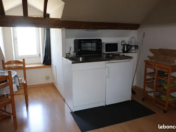 Studio meublé - Cadre verdoyant - Parking privé 