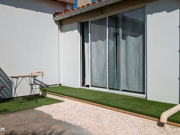 T1bis meublé rénové - 36 m² avec extérieur - Saint-Césaire - CHU 