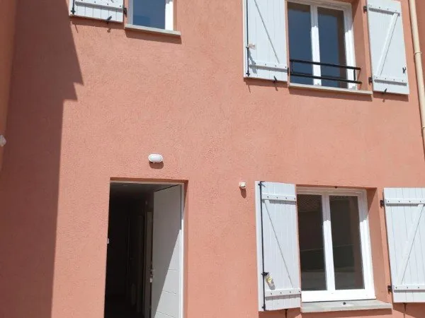 T2 avec terrasse et parking à LE-REVEST-LES-EAUX 