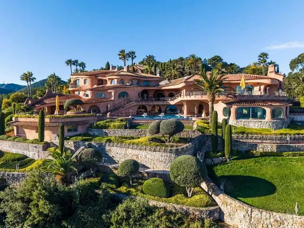 Villa 20 pièces 900 m² 