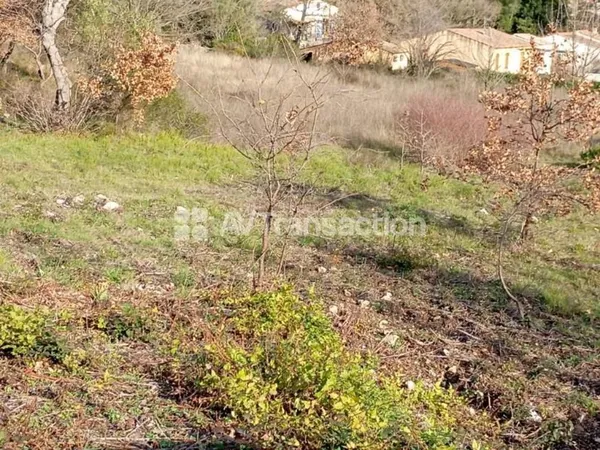 CALLAS : Beau terrain plat de 870m2, viabilisé 