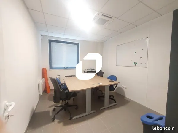Local d'activité 649 m² 