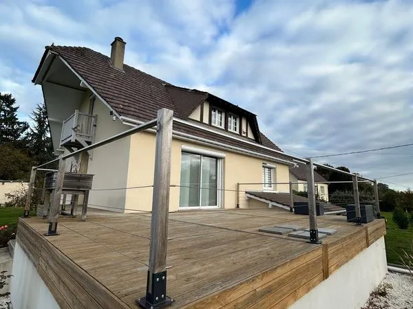 Pavillon avec sous sol complet et une chambre / SDB en RDC 
