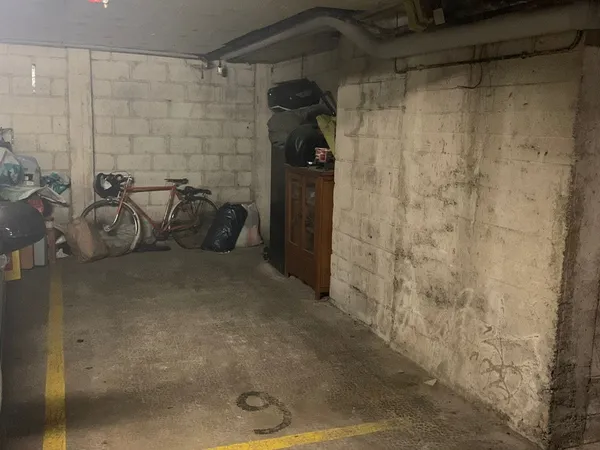 PLACE DE PARKING sécurisée à MONTREUIL à DEUX MINUTES DU MÉT 