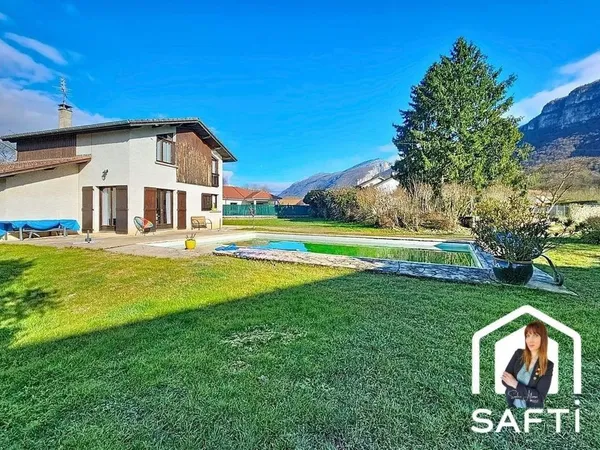 Maison familiale avec jardin, piscine et superbe vue sur le Vercors. 