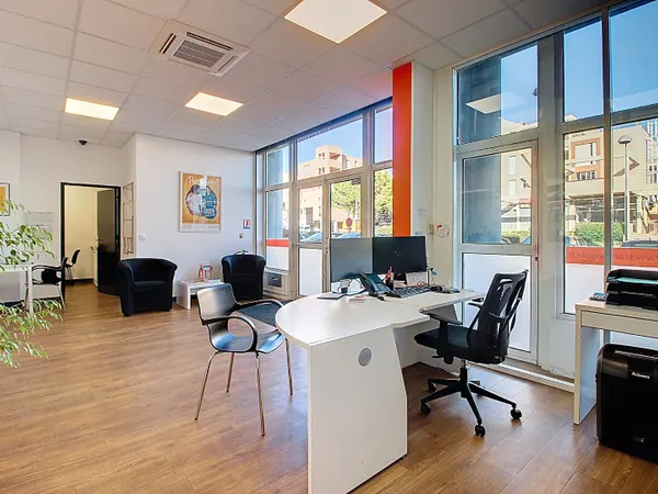Local commercial sur axe passant, belle visibilité et facilité de stationnement 