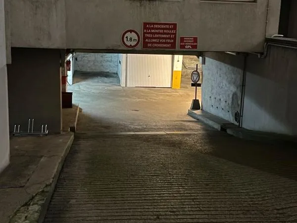 Place de parking à louer 