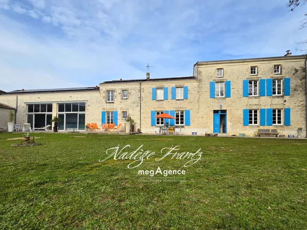 Maison charentaise rénovée avec piscine intérieure 