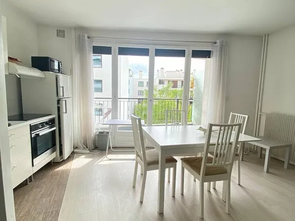 Loue appartement calme sur jardin meublé avec balcon et parking 