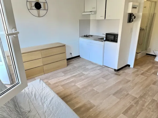 Montpellier ALCO Studio rénové de 17 m2 avec balcon 