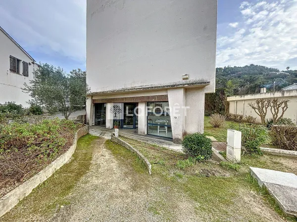 Local professionnel 135 m² 