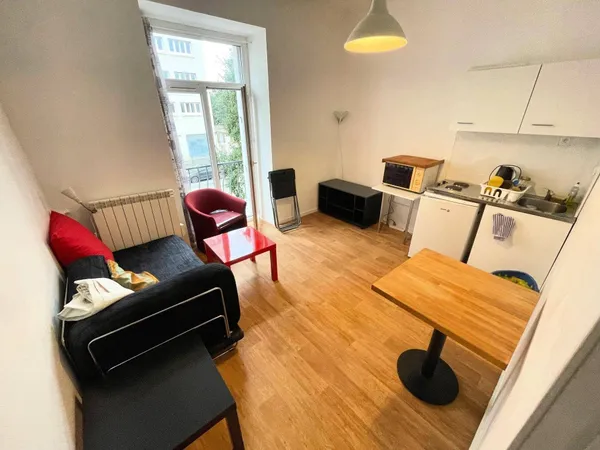Loue petit T2 25m² meublé R-Pt de Vannes 