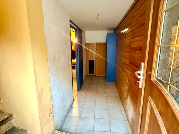 THUIR Centre ville, maison de village, 1 face, de 50 m² en R +2. 