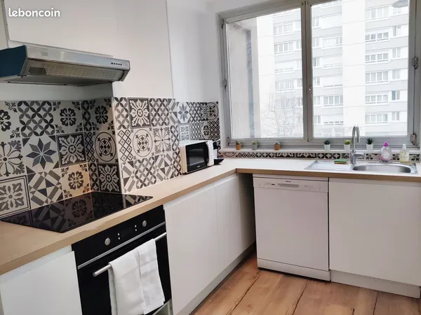 Chambre dans colocation de filles refait à neuf à coté du métro 