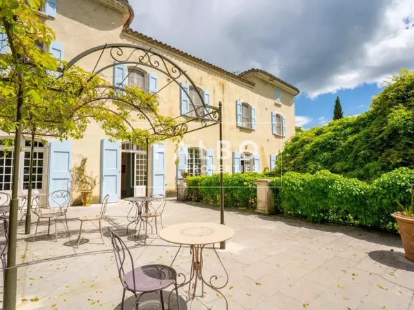 Château restauré à vendre à proximité d'Anduze et d'Uzès aux por 