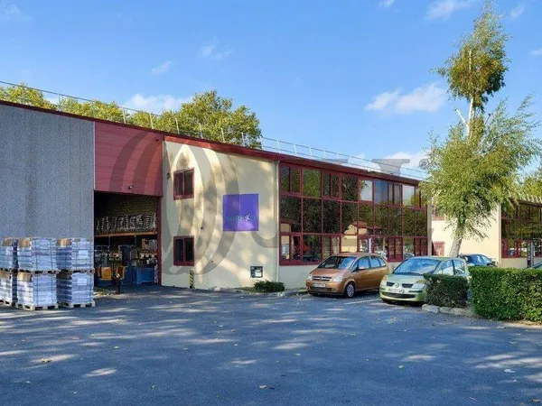 Local d'activité 1268 m² 