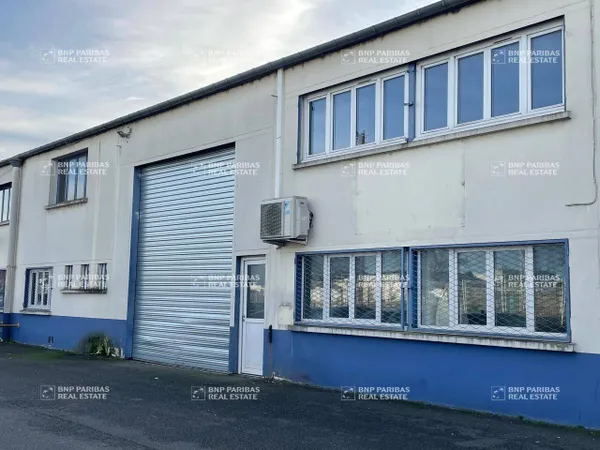 Local d'activité 1091 m² 