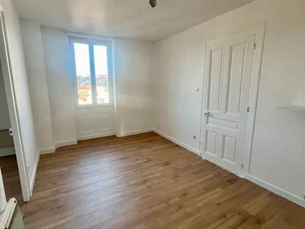 Appartement 38 m² - Centre-ville d'Oyonnax - 2ème étage - Entièrement refait à neuf 