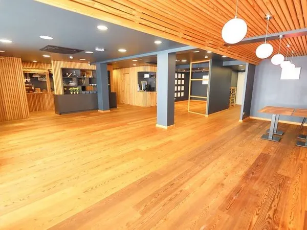 Local commercial 239 m² 