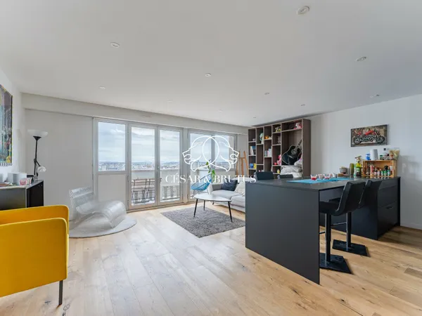 APPARTEMENT COEUR PART DIEU- dernier étage 