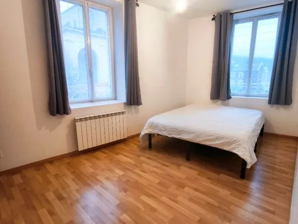 T3 meublé 75 m² - Centre-ville d'Oyonnax - Proche écoles & commerces 