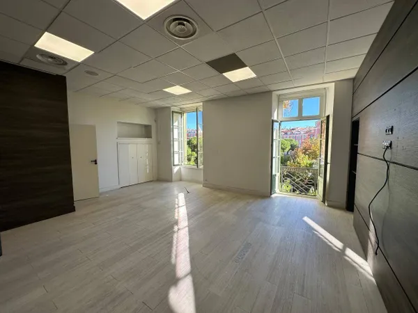 Bureau 1 pièce 153 m² 