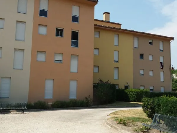 Appartement 1 pièce, Salle dGardien'eau, Parking privé, grands espaces verts, local à vélo, 
