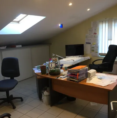 Bureau 8 pièces 139 m² 