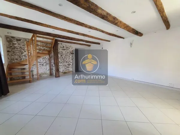 Charmante maison à 3 km de Saint-Philbert-de-Grand-Lieu avec terrain !" Description : 