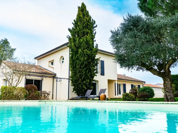 Elégante villa d'architecte et ses espaces de détente extérieurs 