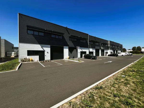 Local d'activité 808 m² 