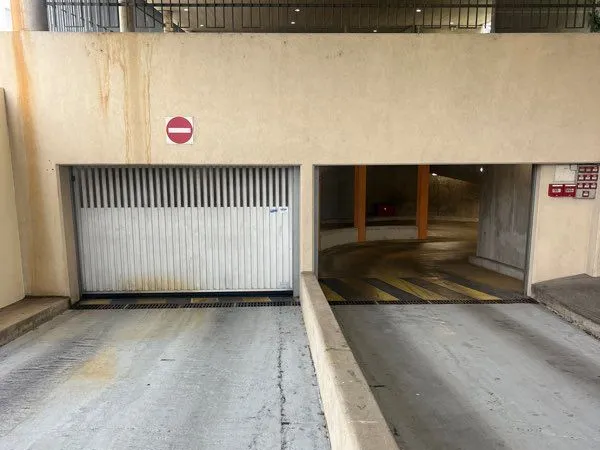 Parking à l'entrée du périphérique à Ivry 