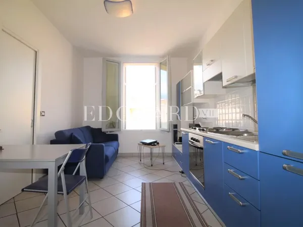 En exclusivité deux pièces en bon état dans magnifique immeuble bourgeois en plein centre de 