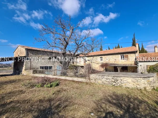 Ferme typiquement provençale avec grand terrain 