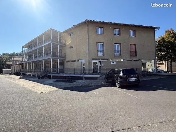 Immobilier professionnel Location Saint-Flour  350m² 1400€