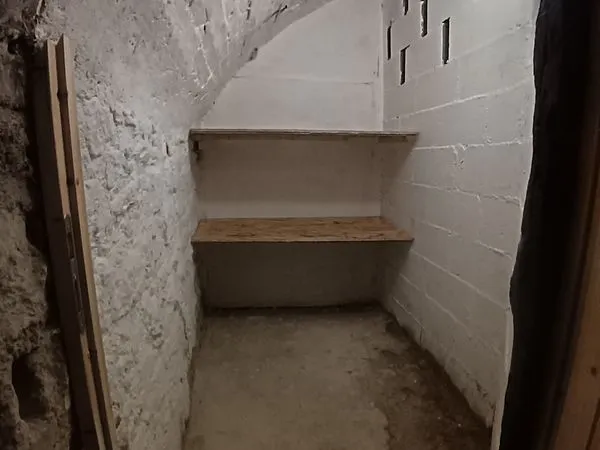 Cave saine et sécurisée (idéal stockage) - Environ 3m2 