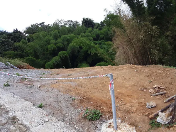 terrain pour activité diverse, stockage ou élevage 