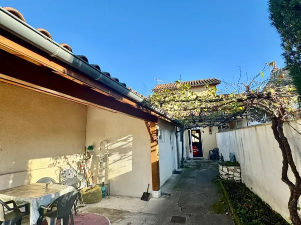 Idéal investissement : Maison de ville avec jardin à Bias 