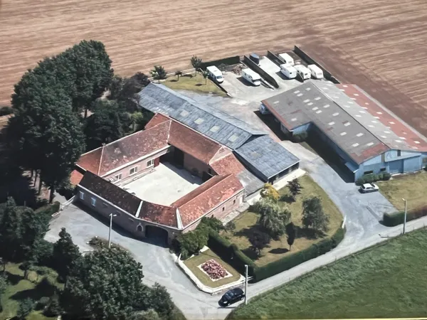 Ferme sur 7000m² avec revenu locatif 